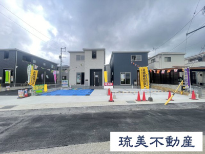 【外観】 | 八重瀬町与座（全6棟）2号棟 | 2号棟　並列駐車3台可♪