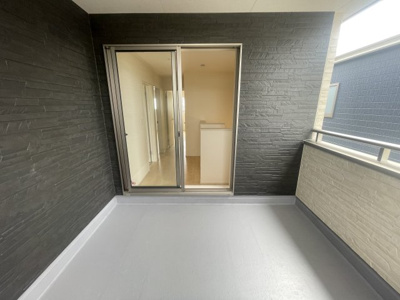 【バルコニー】 | 八重瀬町与座（全6棟）2号棟 | 2号棟　インナーバルコニー♪（2階ホールからバルコニー出入り可）