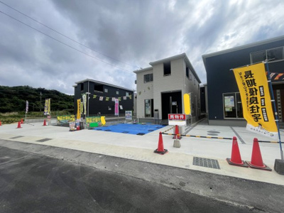 【外観】 | 八重瀬町与座（全6棟）2号棟 | 2号棟　並列駐車3台可♪