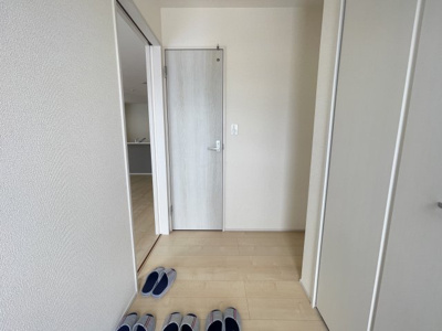 【玄関】 | 八重瀬町与座（全6棟）2号棟 | 2号棟　十分な収納付き玄関♪