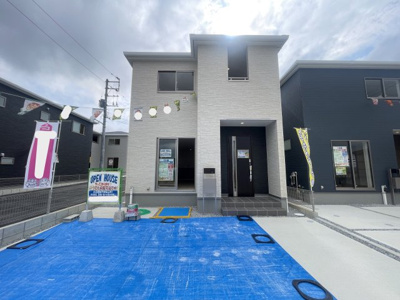 【外観】 | 八重瀬町与座（全6棟）2号棟 | 2号棟　並列駐車3台可♪