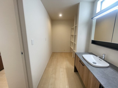 【独立洗面台】 | 八重瀬町与座（全6棟）2号棟 | 2号棟　オシャレな洗面台♪可動棚収納付き♪