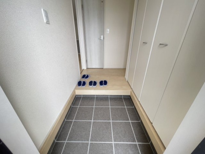 【玄関】 | 八重瀬町与座（全6棟）2号棟 | 2号棟　十分な収納付き玄関♪