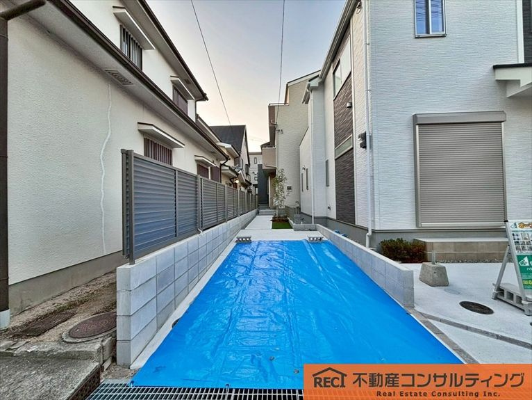 西宮市浜町　新築戸建　2号棟の駐車場