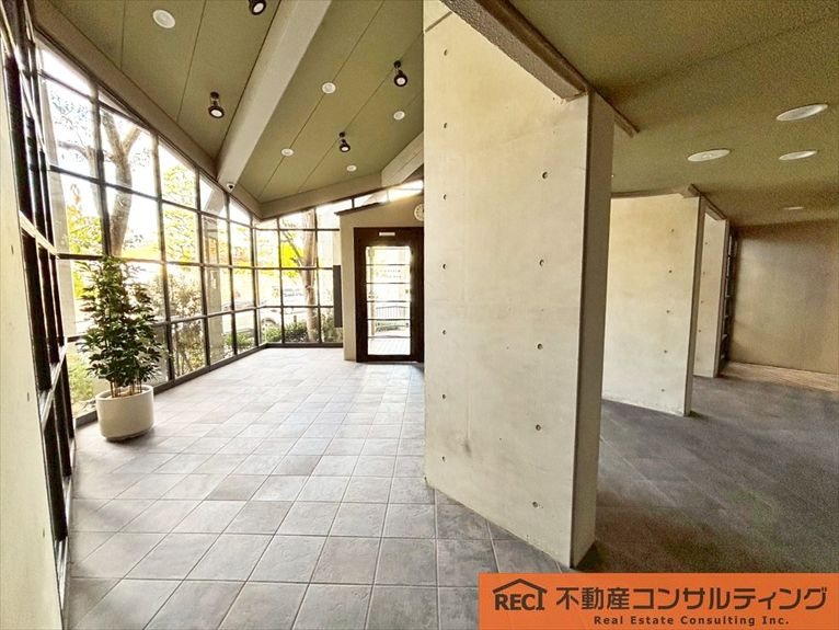 夙川レックスマンションのエントランス