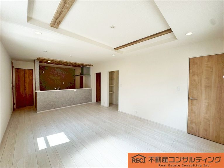 西宮市東鳴尾町2丁目　新築戸建のキッチン|フルフラットの広々洗面台