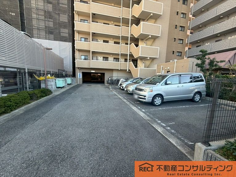 ステイツ六甲道フラッツの駐車場