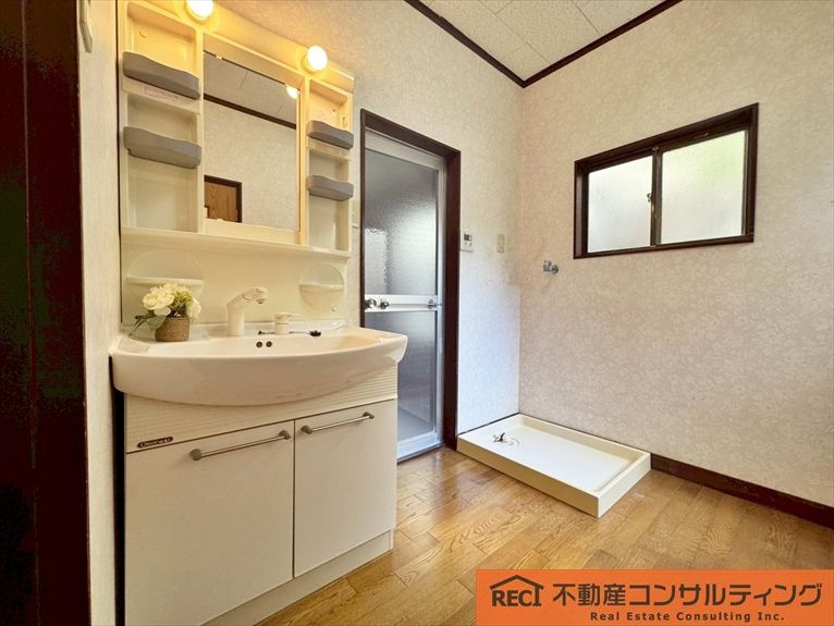 西宮市美作町　中古戸建の独立洗面台