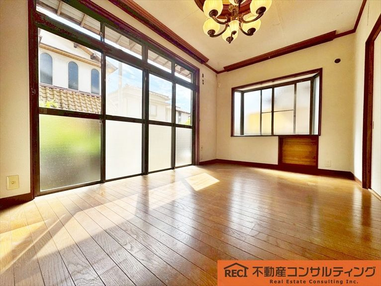 西宮市美作町　中古戸建の洋室|窓が多く通風良好！