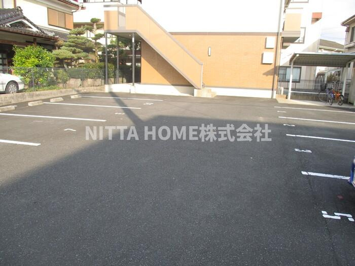 福知山市昭和新町のアパートの駐車場|敷地内に駐車場も完備◎