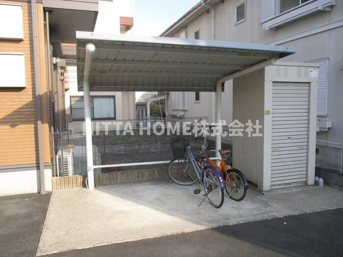 福知山市昭和新町のアパートのその他共用部分|屋根付きの駐輪場は無料です！