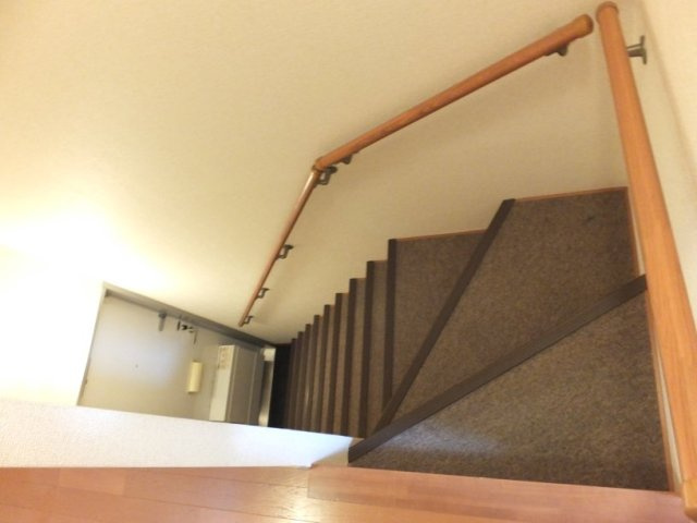 レオパレス若咲の玄関|1階玄関への階段