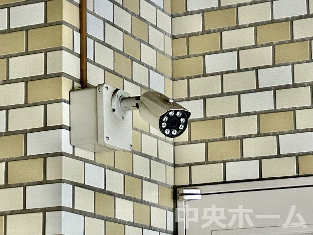 清新北ハイツ7号棟の防犯設備|【防犯カメラ】何かあった時の大事な証拠になることももちろんなりますが、防犯というくらいですので大事なのは防犯カメラがあることによって抑止力につながることですよね。