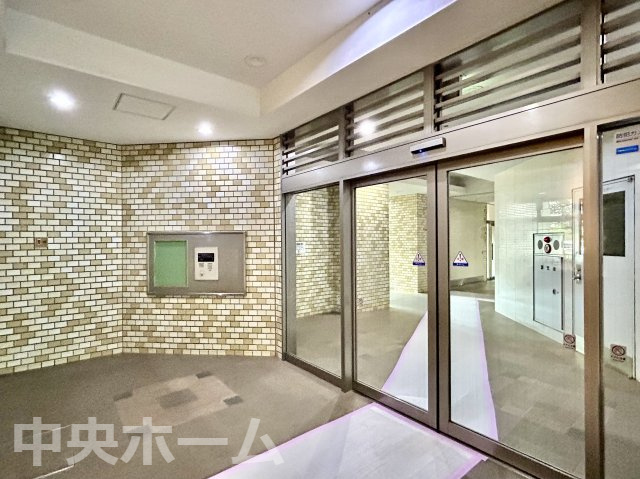 清新北ハイツ7号棟の受付|【オートロック】オートロックシステムでセキュリティ充実。当たり前ですが、安全で安心して暮らすのって大事ですよね。お探しのご条件でオートロック付きの物件を探す方も多いですがやはりセキュリティは大事です。
