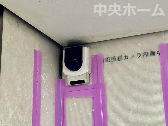清新北ハイツ7号棟の防犯設備|【防犯カメラ】何かあった時の大事な証拠になることももちろんなりますが、防犯というくらいですので大事なのは防犯カメラがあることによって抑止力につながることですよね。
