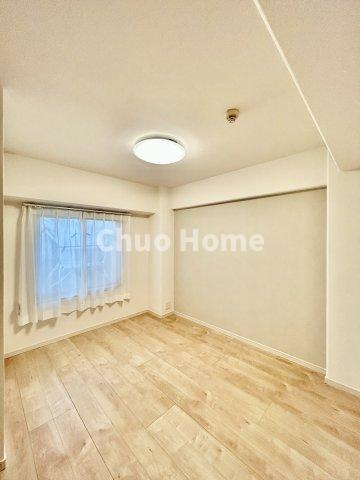 清新北ハイツ7号棟の寝室|【寝室】心と体をゆったりと安らげる主寝室。寝室のゆとりが大きい分だけ、暮らしの安らぎは深まります。一日の疲れを癒すだけでなく、ご夫婦の親密な語らいを紡ぎ出します