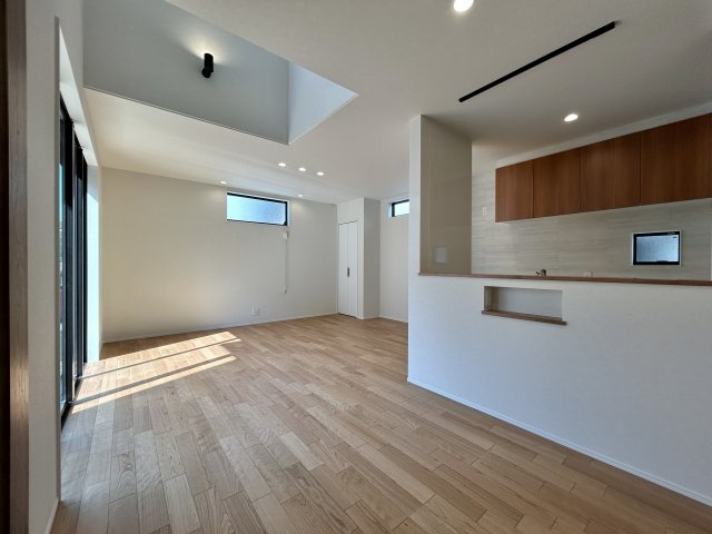高知市旭町３丁目　新築一戸建てのキッチン|対面キッチンで様子を伺いながら料理ができます☆