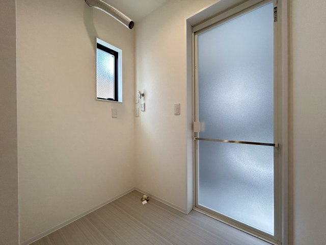 高知市旭町３丁目　新築一戸建ての脱衣所|洗面台が独立している分、脱衣場に洗濯機＋収納ラックなども置ける余裕があります☆