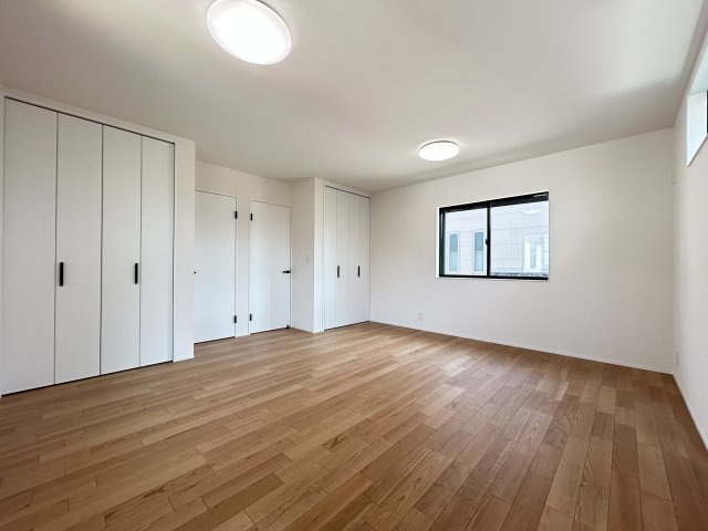 高知市旭町３丁目　新築一戸建ての洋室|将来に２つに分けられる洋室。お子様が小さいうちは広い部屋でみんなで寝れます♪