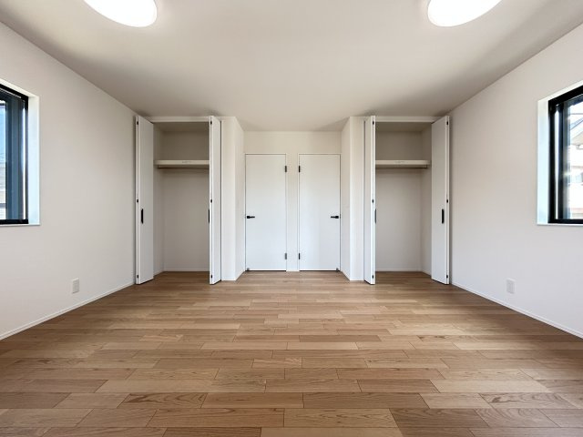 高知市旭町３丁目　新築一戸建ての洋室|ドアも収納も２室分☆