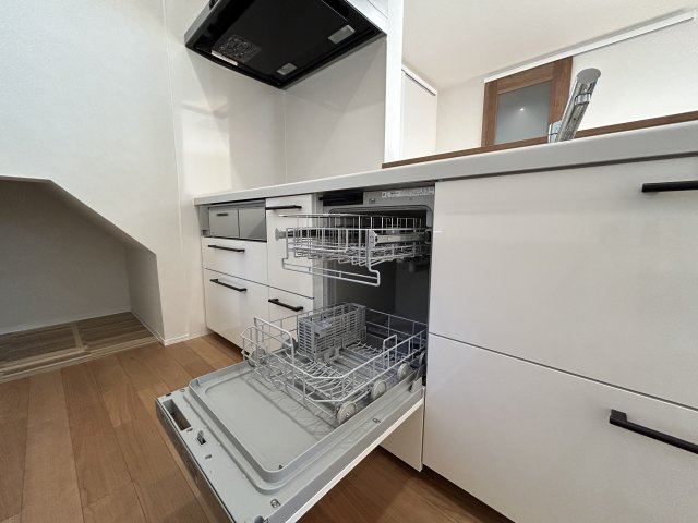 高知市旭町３丁目　新築一戸建てのキッチン|フロントオープンの食洗器は一度にたくさん洗えます！