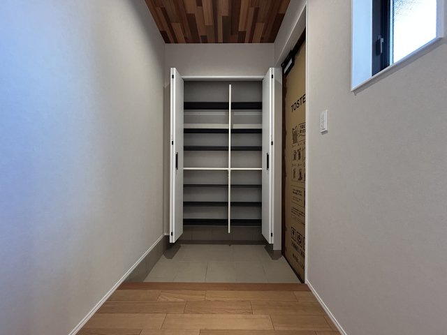 高知市旭町３丁目　新築一戸建ての玄関|大容量のシューズボックスです☆