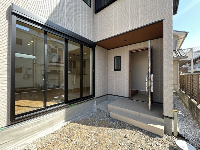 高知市旭町３丁目　新築一戸建ての庭|玄関ポーチも木目天井でおしゃれな雰囲気♪