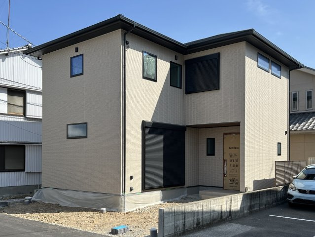 高知市旭町３丁目　新築一戸建ての外観|優しいベージュ外観が印象的。暮らし心地の良さが詰まった一邸。
