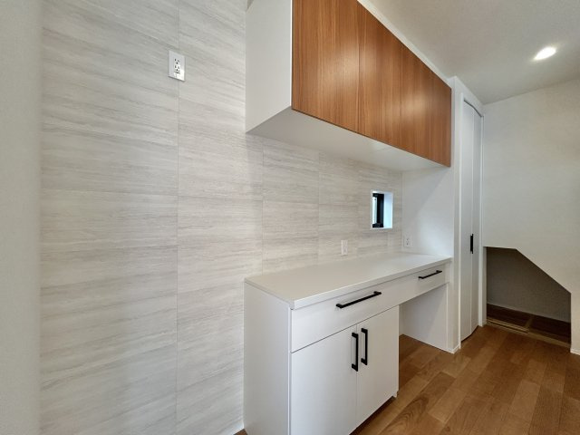 高知市旭町３丁目　新築一戸建てのキッチン|背面収納も完備！ゴミ箱スペースも嬉しいですね◎