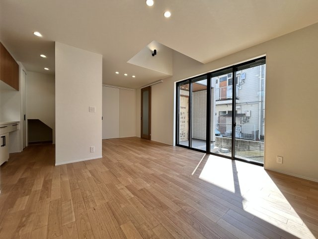 高知市旭町３丁目　新築一戸建ての居間・リビング|明るく開放感のあるLDKは心地よい空間です♪