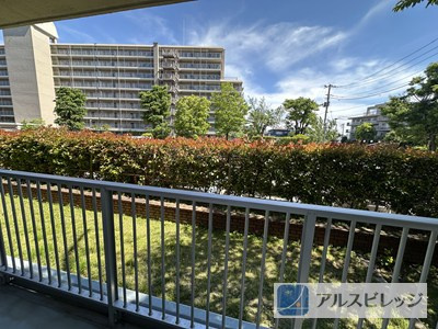 日商岩井北浦和マンションＢ棟のバルコニー|緑に癒される景色です