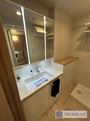 日商岩井北浦和マンションＢ棟の独立洗面台|使いやすい三面鏡