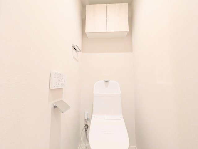 ナイスアーバン大島のトイレ|～吊戸棚付きのトイレ写真～ 消耗品等の収納が可能で便利です！