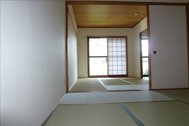 ユニーブル薬師山の内装|中和室から南和室