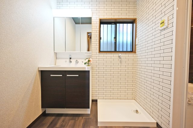 宝塚市清荒神4丁目中古戸建｜4SDK＋駐車1台可の独立洗面台|三面鏡裏収納にはスキンケア化粧品や整髪料等の小さなものを、洗面ボウル下にはタオルや洗剤などの大きなものを収納できます。