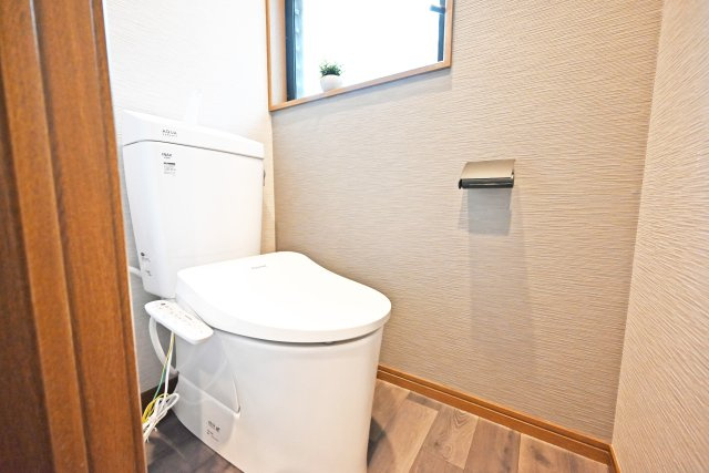宝塚市清荒神4丁目中古戸建｜4SDK＋駐車1台可のトイレ|一年を通して快適に利用できる温水洗浄便座付きトイレです。