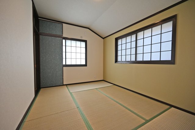 宝塚市清荒神4丁目中古戸建｜4SDK＋駐車1台可の和室|2階和室（6帖）
やっぱり畳の香りは落ち着きます。家事の途中でお昼寝なんかもできますね。