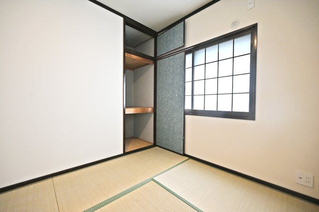 宝塚市清荒神4丁目中古戸建｜4SDK＋駐車1台可の和室|2階和室（6帖）
奥には押し入れも完備。お布団も収納できるので便利です。