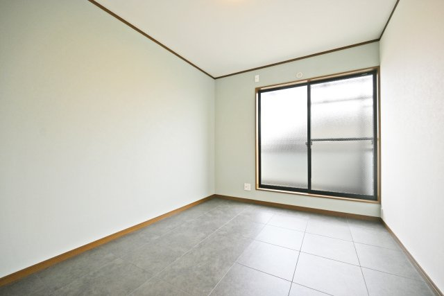 宝塚市清荒神4丁目中古戸建｜4SDK＋駐車1台可の洋室|2階洋室（6帖）
バルコニーに面した明るいお部屋です。