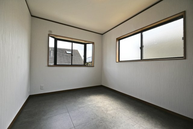 宝塚市清荒神4丁目中古戸建｜4SDK＋駐車1台可の洋室|2階洋室（6.5帖）
2面採光の明るいお部屋です。出窓にはお気に入りのインテリアも飾れます。
