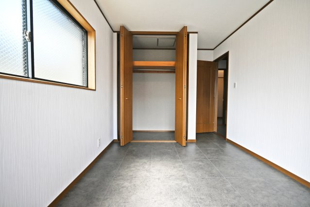 宝塚市清荒神4丁目中古戸建｜4SDK＋駐車1台可の洋室|2階洋室（6.5帖）
クローゼットも完備しています。
