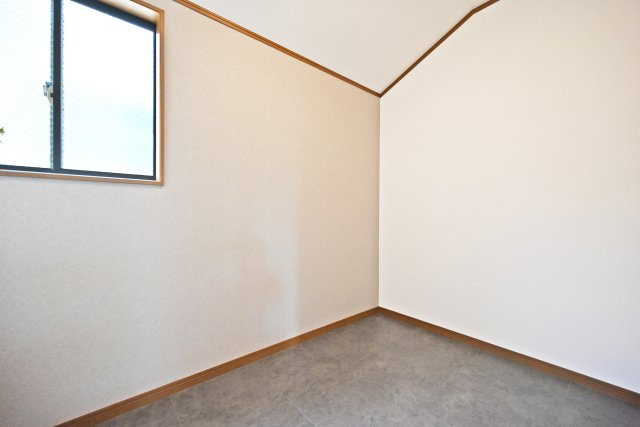 宝塚市清荒神4丁目中古戸建｜4SDK＋駐車1台可の洋室|2階納戸
家族共用の収納スペースや書斎、趣味のスペース等、用途は自由です。