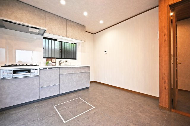 宝塚市清荒神4丁目中古戸建｜4SDK＋駐車1台可のダイニング|ダイニングキッチンになります。ダイニングテーブルを配置して家族みんなで食卓を囲んでの団らんのひと時がイメージできますね。