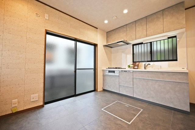 宝塚市清荒神4丁目中古戸建｜4SDK＋駐車1台可のダイニング|キッチン前の窓も含めて3面採光の明るい空間です。家族みんなの笑い声が聞こえてきそうです。