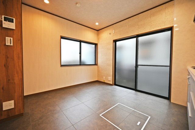 宝塚市清荒神4丁目中古戸建｜4SDK＋駐車1台可のダイニング|6.7帖大のダイニングスペース。お料理中でも会話を楽しめる距離がちょうどいいですね。