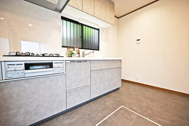 宝塚市清荒神4丁目中古戸建｜4SDK＋駐車1台可のキッチン|キッチン前には採光用＆換気用の窓が設置されています。お料理中に出た煙も素早く換気できるのがいいですね。