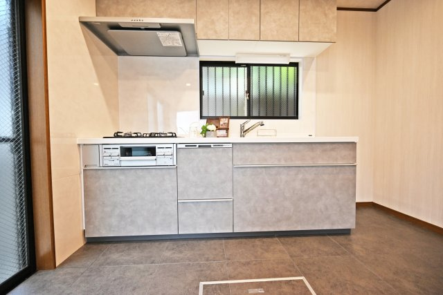 宝塚市清荒神4丁目中古戸建｜4SDK＋駐車1台可のキッチン|キッチン上部には吊戸棚、キッチン前には床下収納もあるので、収納力は確保されています。