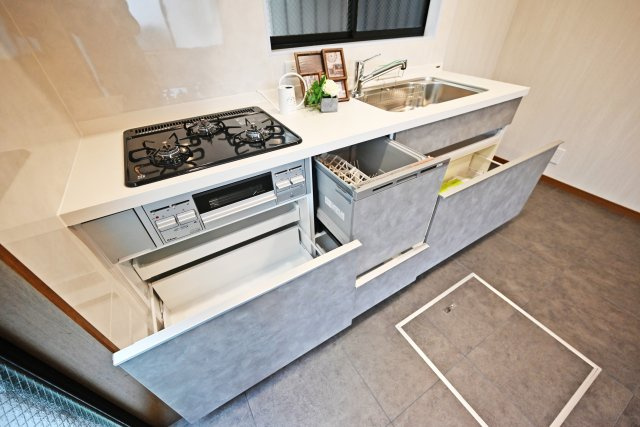 宝塚市清荒神4丁目中古戸建｜4SDK＋駐車1台可のキッチン|ワークトップはお料理の盛り付けに便利、シンク下には大きなお鍋やフライパンのような調理器具もスッポリ収納できます。又、食後の面倒な片付けも食洗器があるので楽々ですね。