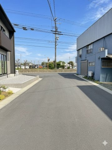 中瀬6区画 1号地の前面道路含む現地写真|前面道路は車通りがほとんどないためお子様がいる家庭でも安心です。