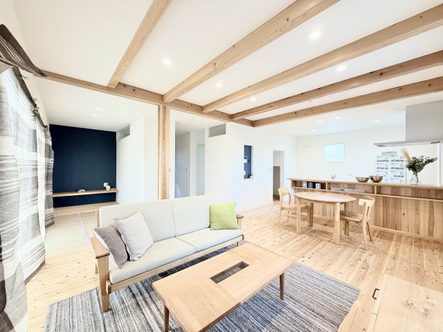 中瀬6区画 1号地の居間・リビング|優しい色味のフローリングが心地よい空間を創り出してくれます！
